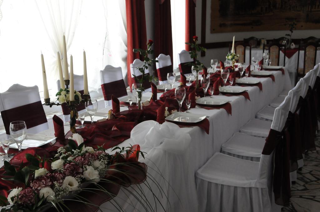 Hotel Restauracja Kaukaska Jadwiga Choroszy Wolsztyn Luaran gambar