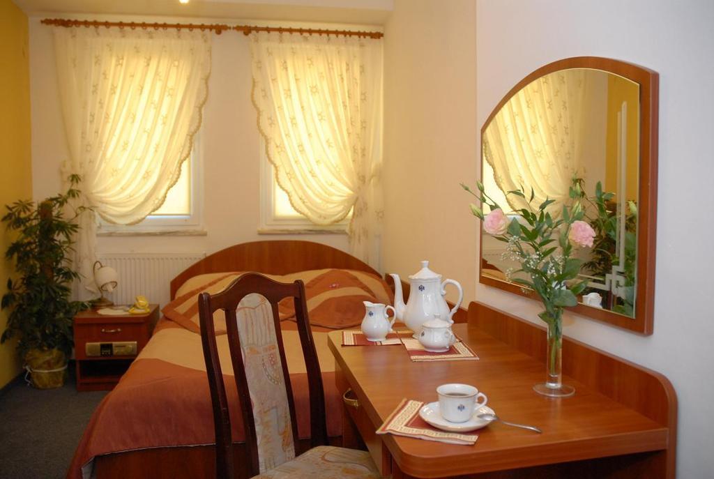 Hotel Restauracja Kaukaska Jadwiga Choroszy Wolsztyn Bilik gambar